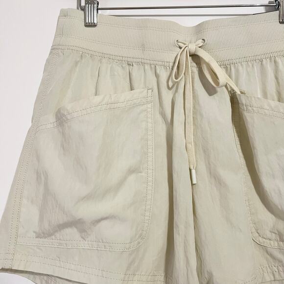 NWT CALIA Midrise Pintuck 4" Short in Sage Dune | S - Picture 3 of 5